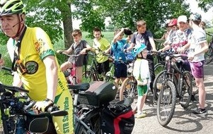 Uczestnicy rajdu podczas przerwy na odpoczynek