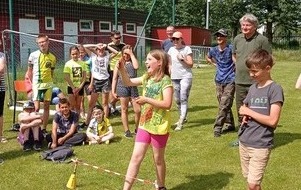 dziewczynka rzuca strzałką do celu
