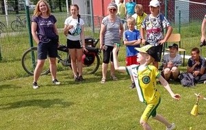 chłopiec rzucający strzałką do celu