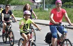 uczestnicy rajdu jadą na rowerach