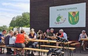 Uczestnicy rajdu przy posiłku po zakończeniu imprezy