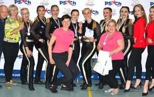 Zesp&oacute;ł cheerleaderek z organizatorami 