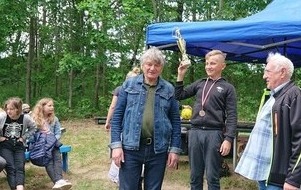 chłopiec z pucharem