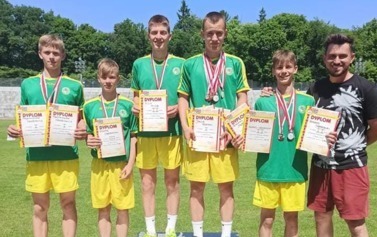 zawodnicy z medalami i dyplomami 