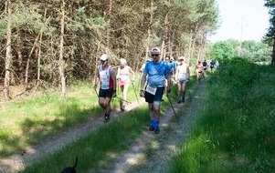 Uczestnicy nordic na trasie biegu