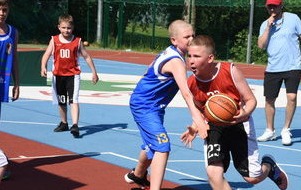 Uczestnicy turnieju grający mecz