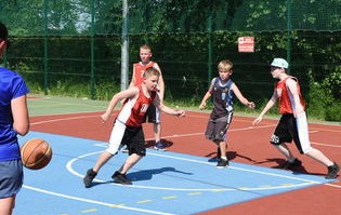 Uczestnicy turnieju grający mecz