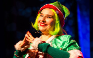 Na zdjęciu Elf na scenie teatru