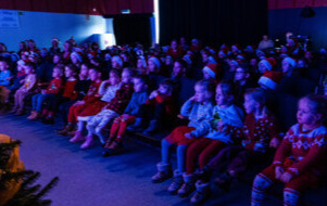 Na zdjęciu przedszkolaki na widowni