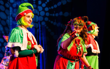 Na zdjęciu Elfy na scenie teatru