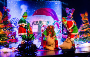 Na zdjęciu Elfy na scenie teatru