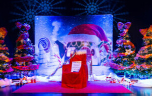 Na zdjęciu fotel św. Mikołaja na scenie teatru