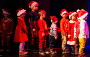 Na zdjęciu przedszkolaki na scenie teatru