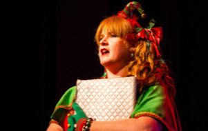 Na zdjęciu Elf na scenie teatru