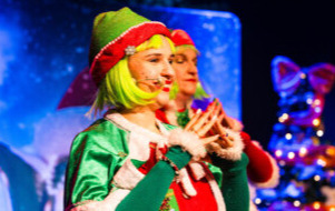 Na zdjęciu Elfy na scenie teatru