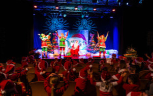 Na zdjęciu Elfy i św. Mikołaj na scenie teatru