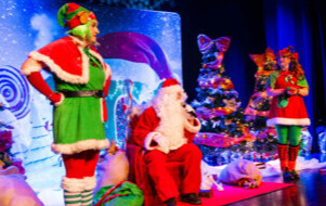 Na zdjęciu Elfy i św. Mikołaj na scenie teatru