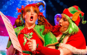 Na zdjęciu Elfy na scenie teatru