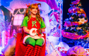 Na zdjęciu Elf na scenie teatru