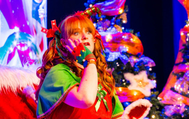 Na zdjęciu Elf na scenie teatru