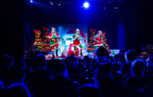 Na zdjęciu Elfy na scenie teatru