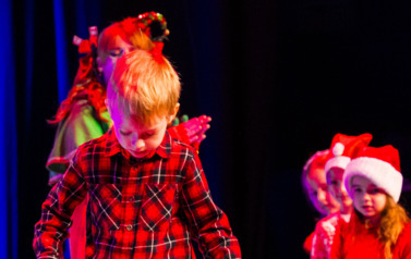 Na zdjęciu przedszkolaki na scenie teatru