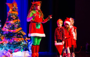 Na zdjęciu przedszkolaki na scenie teatru