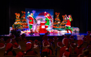 Na zdjęciu Elfy na scenie teatru oraz przedszkolaki na widowni