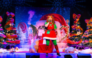 Na zdjęciu Elf na scenie teatru