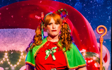 Na zdjęciu Elf na scenie teatru