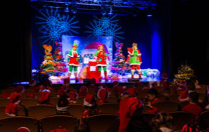 Na zdjęciu Elfy na scenie teatru i przedszkolaki na widowni