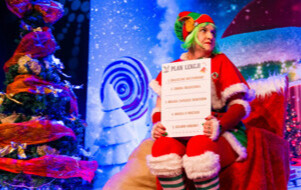 Na zdjęciu Elf na scenie teatru