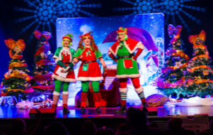Na zdjęciu Elfy na scenie teatru