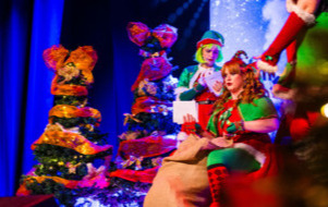 Na zdjęciu Elfy na scenie teatru