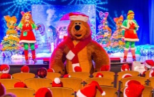 na zdjęciu niedźwiadek z elfami oraz widownią