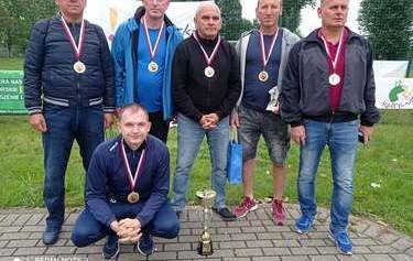 Drużyna Adamski i Przyjaciele pozuje do zdjęcia w medalach