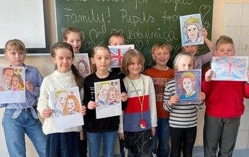 Uczniowie Szkoły Podstawowej w Kobylnicy wysłali życzenia świąteczne do rodziny kr&oacute;lewskiej i dostali odpowiedź!