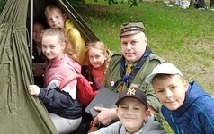 Dzieci w namiocie.