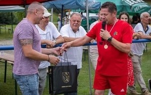 Wręczenie upomink&oacute;w organizatorom
