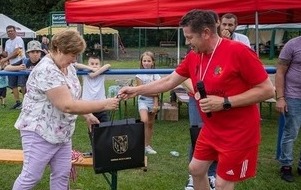 Wręczenie upomink&oacute;w organizatorom