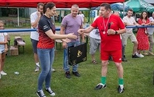 Wręczenie upomink&oacute;w organizatorom