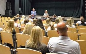 Powitanie najlepszych absolwent&oacute;w przez W&oacute;jta Gminy