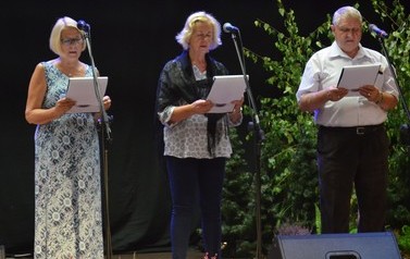 Troje czytających senior&oacute;w