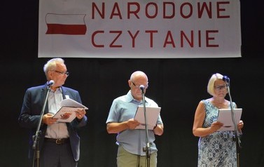 Troje czytających senior&oacute;w