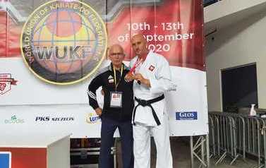 Na zdjęciu Pan Marcin Gawlik prezentuje wywalczony na turnieju medal