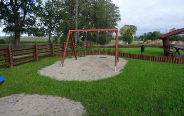 huśtawka na trawniku 