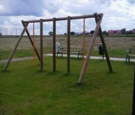 huśtawki na trawniku