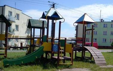 domek na placu zabaw