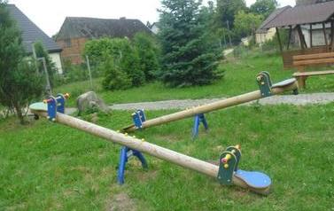 urządzenia bujane na trawniku