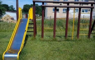 zjeżdżalnia na trawniku